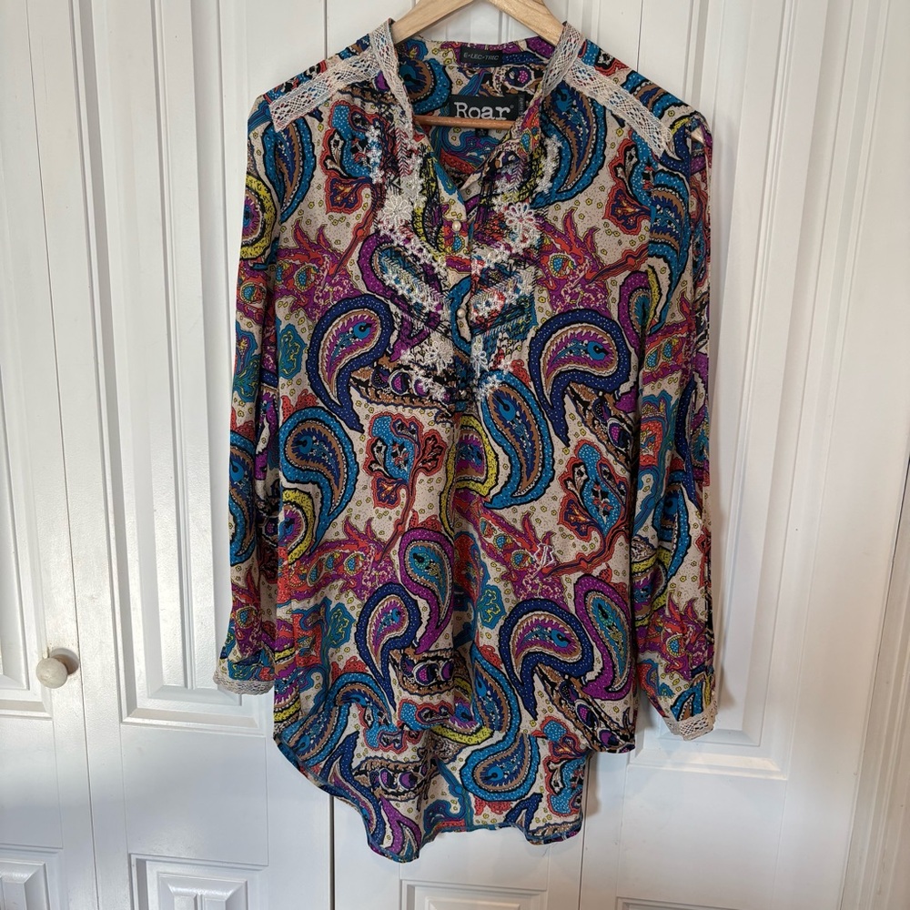 Roar Multi Color Paisley Blouse Size‎ Large